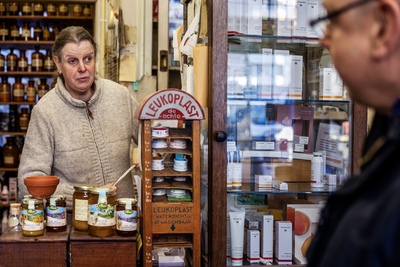 913409 Afbeelding van Frederike de Boer achter de toonbank van Drogisterij Woortman (Neude 3) te Utrecht.
